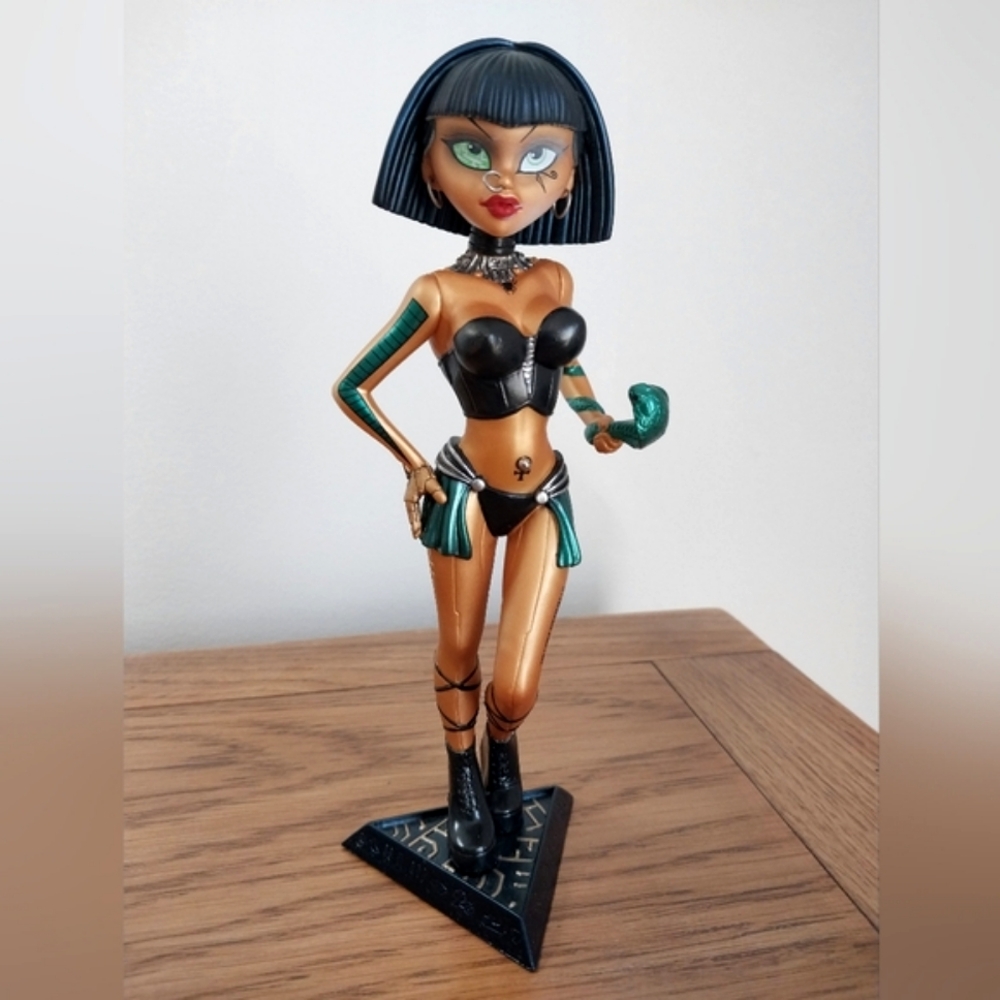 Bleeding Edge Goth "Cyberella D'Nile" 2005, series 4, variant 7" figurine